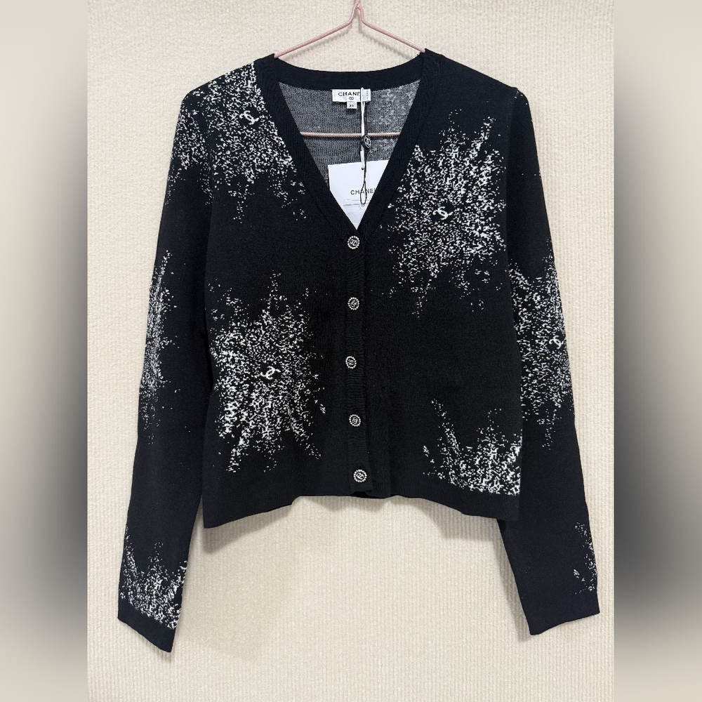 Chanel Black and White Women's knit cardigan